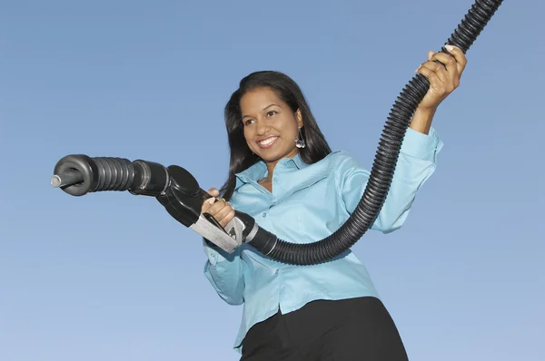 Vrouw met brandstof mondstuk — Stockfoto