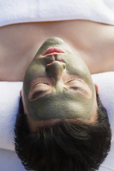 Hombre con máscara en el spa — Foto de Stock