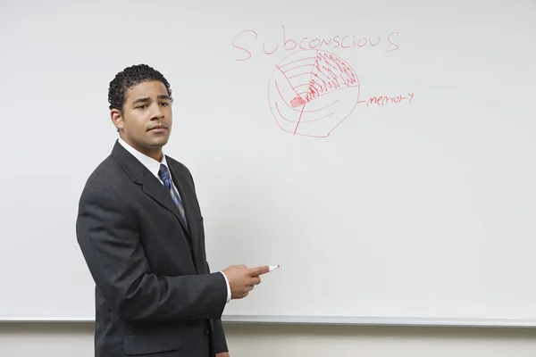 Mannelijke hoogleraar onderwijs op whiteboard — Stockfoto