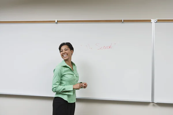 Mulher de negócios em pé na frente do quadro branco — Fotografia de Stock