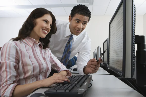Homem e mulher usando computador — Fotografia de Stock