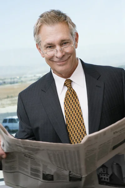 Senior-Geschäftsmann liest Zeitung — Stockfoto