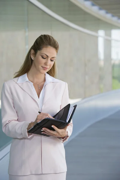 Empresaria escribiendo en Planificador — Foto de Stock