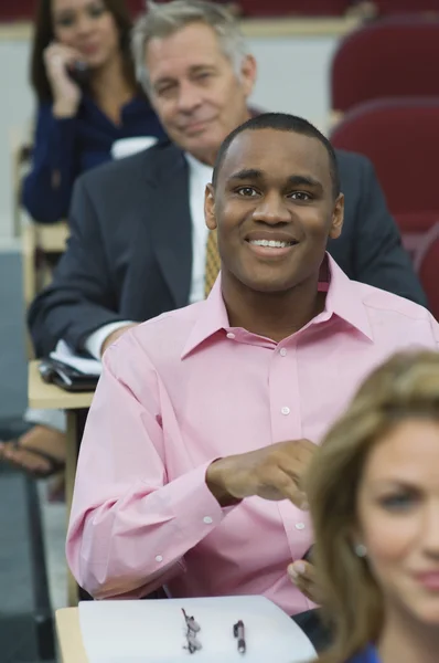 Retrato de Ejecutivo con Colegas en Seminario —  Fotos de Stock