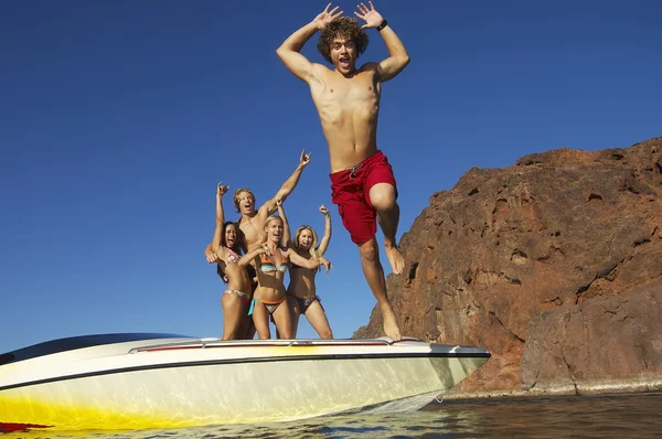 Hombre saltando en el lago — Foto de Stock