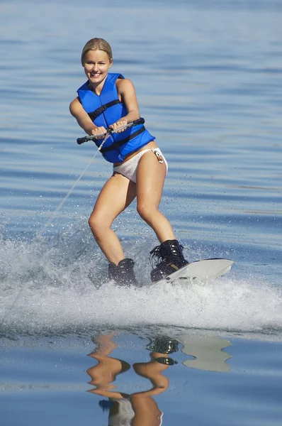 Kvinna wakeboard på sjön — Stockfoto