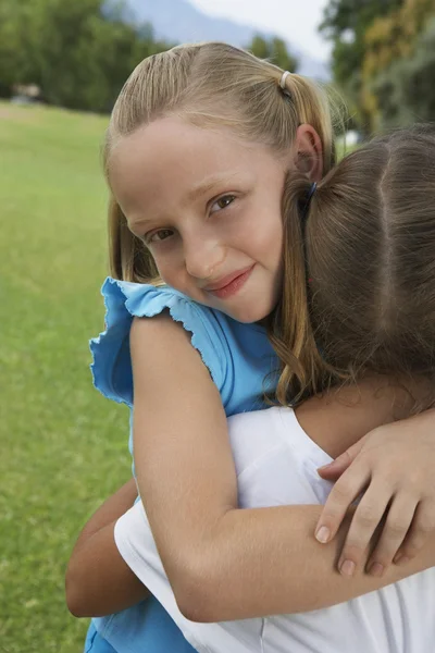 Bonito menina abraçando ela amigo — Fotografia de Stock