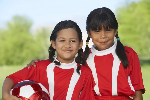 Meisjes voetballers op het veld — Stockfoto