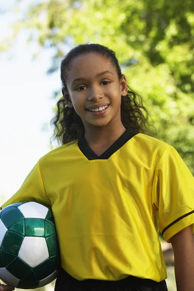 Flicka håller fotboll — Stockfoto