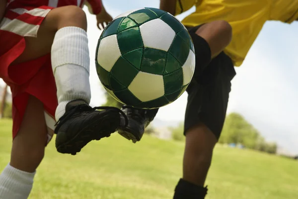 Giocatore di calcio Affrontare il pallone da calcio — Foto Stock