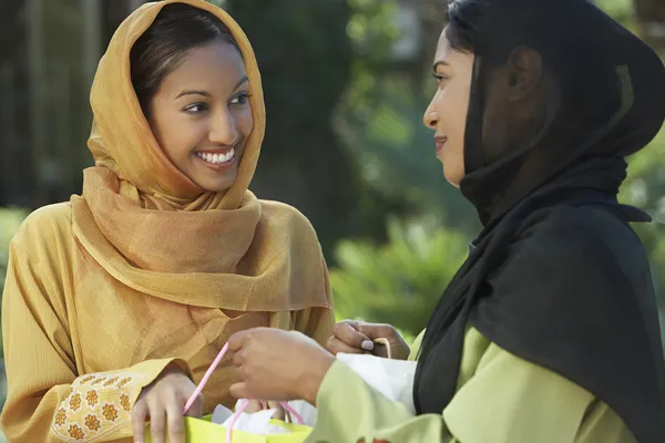 Två unga muslimska kvinnor prata utomhus — Stockfoto