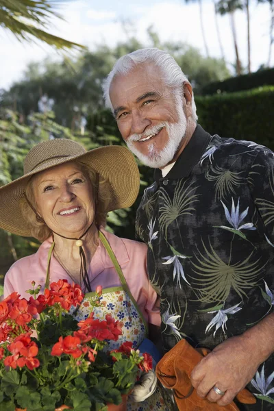 Couple âgé debout ensemble dans le jardin — Photo