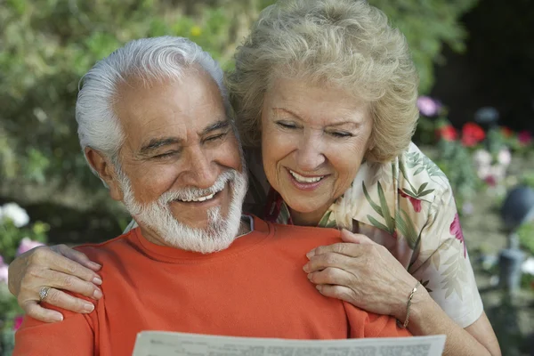 Casal leitura jornal juntos — Fotografia de Stock