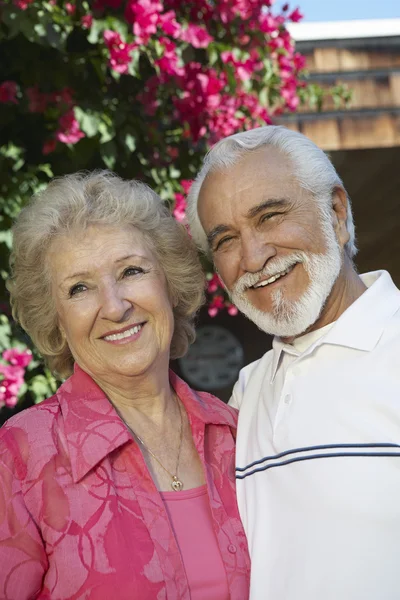 Couple Standing Outdoors — Stock Photo, Image