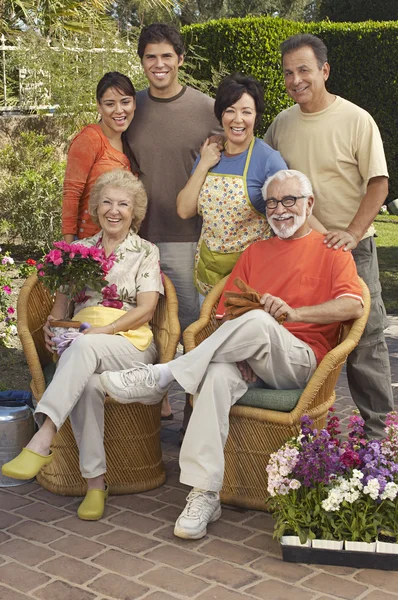 Šťastná rodina v zahradě — Stock fotografie
