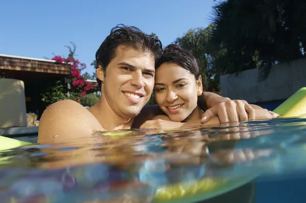 Couple heureux dans la piscine — Photo