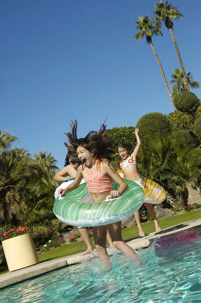 Enfants joyeux sautant dans la piscine — Photo