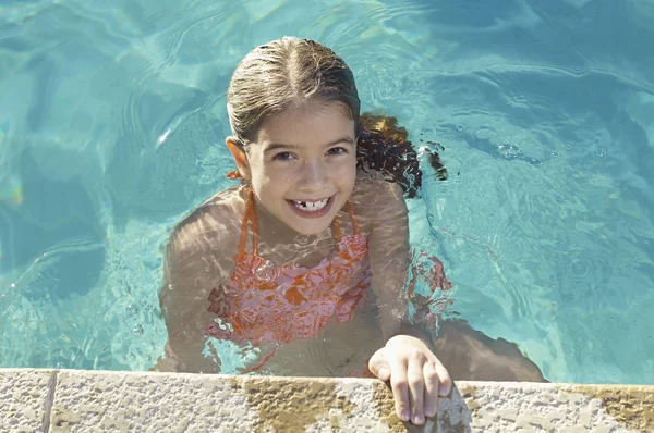 Liten flicka på poolens kant — Stockfoto