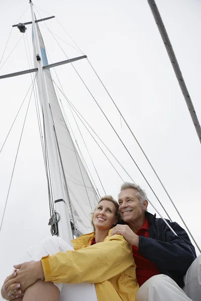 Couple Embracing On Sailboat — Stock Photo, Image