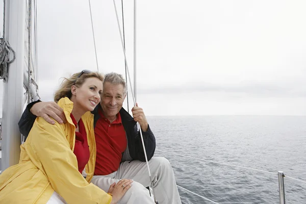 Paar auf Segelboot — Stockfoto
