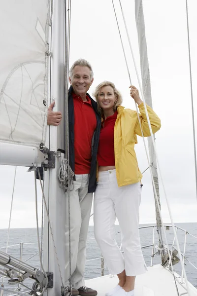 Pareja de pie en velero — Foto de Stock