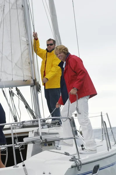 Due uomini in barca a vela — Foto Stock