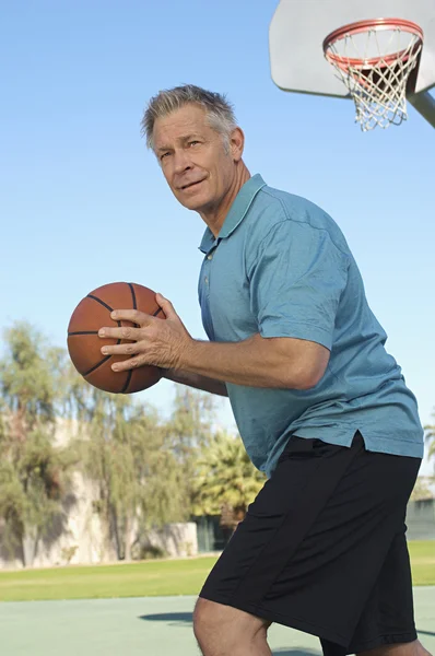 Senior man spelen basketbal — Stockfoto