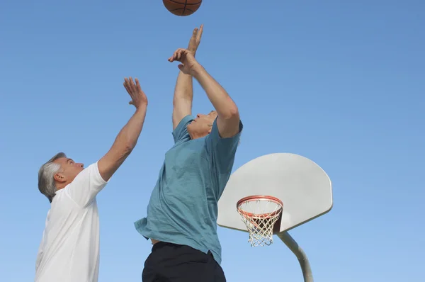 Masculino amigos jogar basquete — Fotografia de Stock