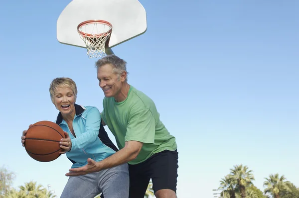 Paar spelen basketbal — Stockfoto