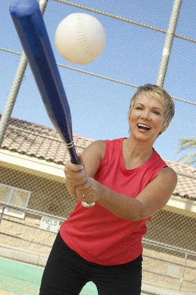 Vrouw spelen honkbal — Stockfoto