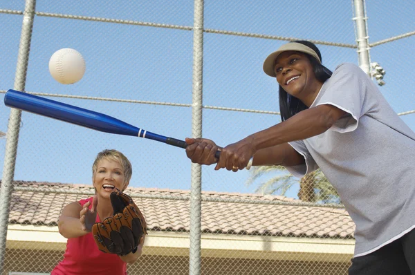 Amigos femeninos jugando béisbol — Foto de Stock