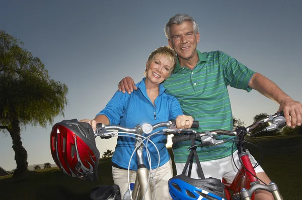 Paar steht mit Fahrrädern — Stockfoto