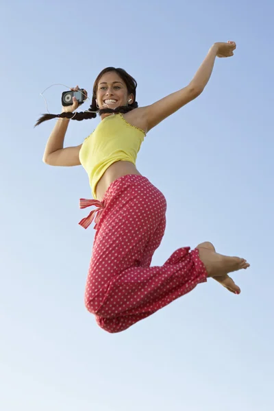 Mujer escuchando música mientras salta — Foto de Stock