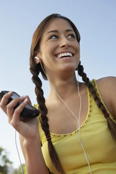 Молодая женщина слушает MP3-плеер — стоковое фото
