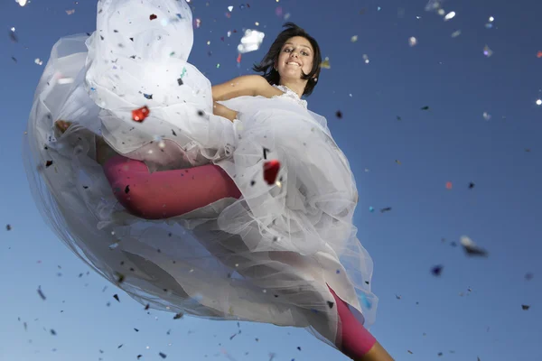 Mujer joven en vestido de novia saltar — Foto de Stock