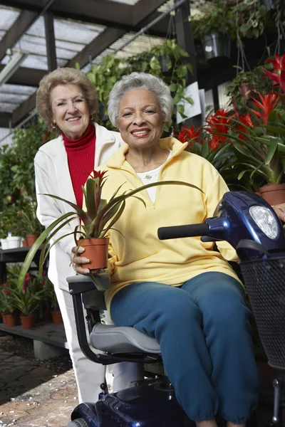 Vrouwen op botanische tuin — Stockfoto