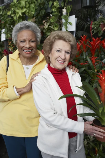 Starší kamarádky v botanické zahradě — Stock fotografie