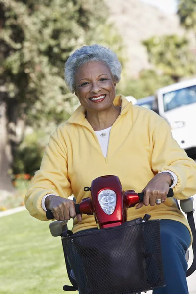 Seniorin auf Motorroller — Stockfoto