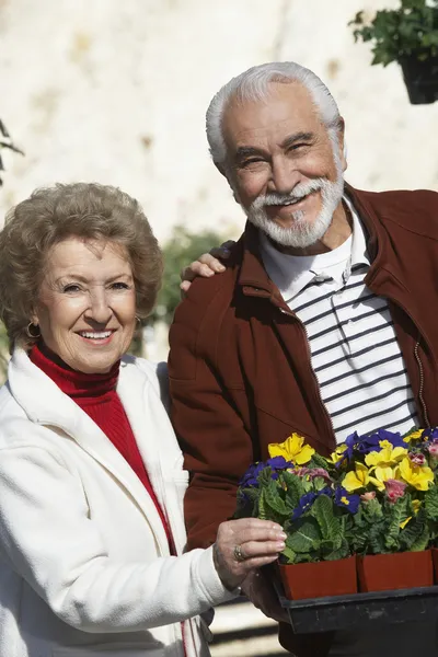 Coppia con vassoio di vasi da fiori — Foto Stock