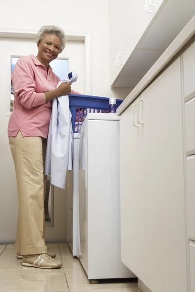 Mujer mayor lavando ropa en casa —  Fotos de Stock