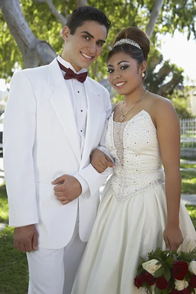 Quinceanera bonita com parceiro — Fotografia de Stock