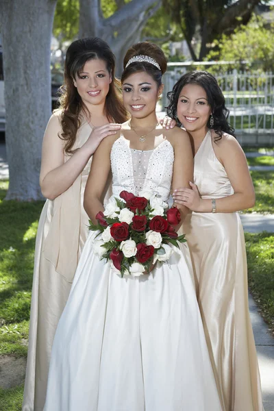 Quinceanera em pé com amigas — Fotografia de Stock