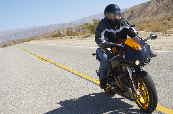 Motociclista en motocicleta por carretera —  Fotos de Stock