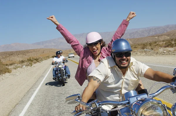 Vier Freunde genießen Radtour — Stockfoto