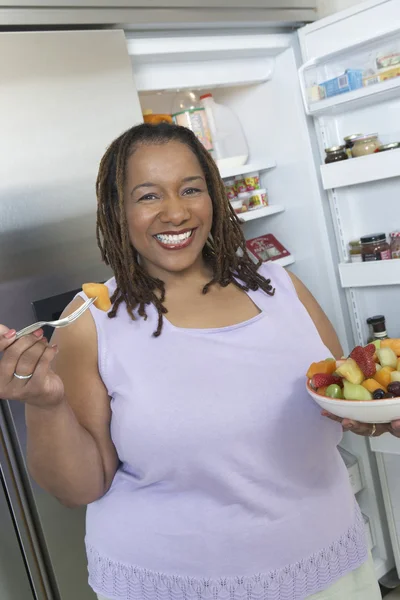 Mulher com uma tigela de salada — Fotografia de Stock