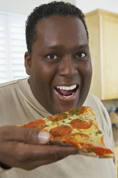 남자 먹는 피자 조각 — 스톡 사진