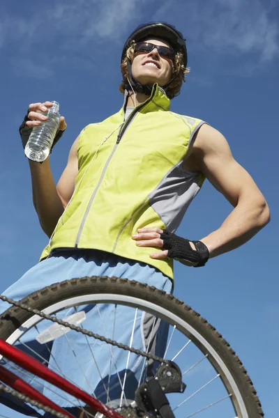 Hombre ciclista sosteniendo botella de agua — Foto de Stock