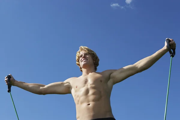 Καυκάσιος άνθρωπος άσκηση μπλε ουρανό — Φωτογραφία Αρχείου