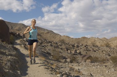 güzel bir kadın dağda koşu