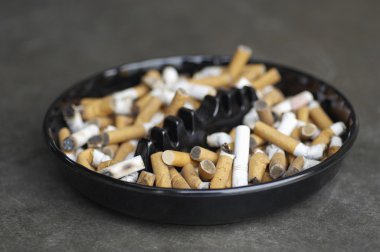 Kül tablası sigara izmariti dolu.